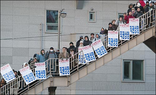 대학생 수십명이 김원기 국회의장이 출근하는 차량 안에서 볼 수 있도록 '직권상정'이라고 적힌 대형 피켓을 들고 육교위에 서 있다. 